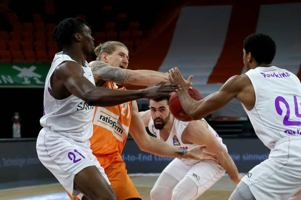 男足以两场 男足以两场